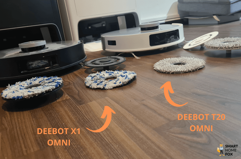 Die Wischtücher des ECOVACS DEEBOT T20 OMNI und des X1 OMNI liegen nebeneinander auf dem Boden.